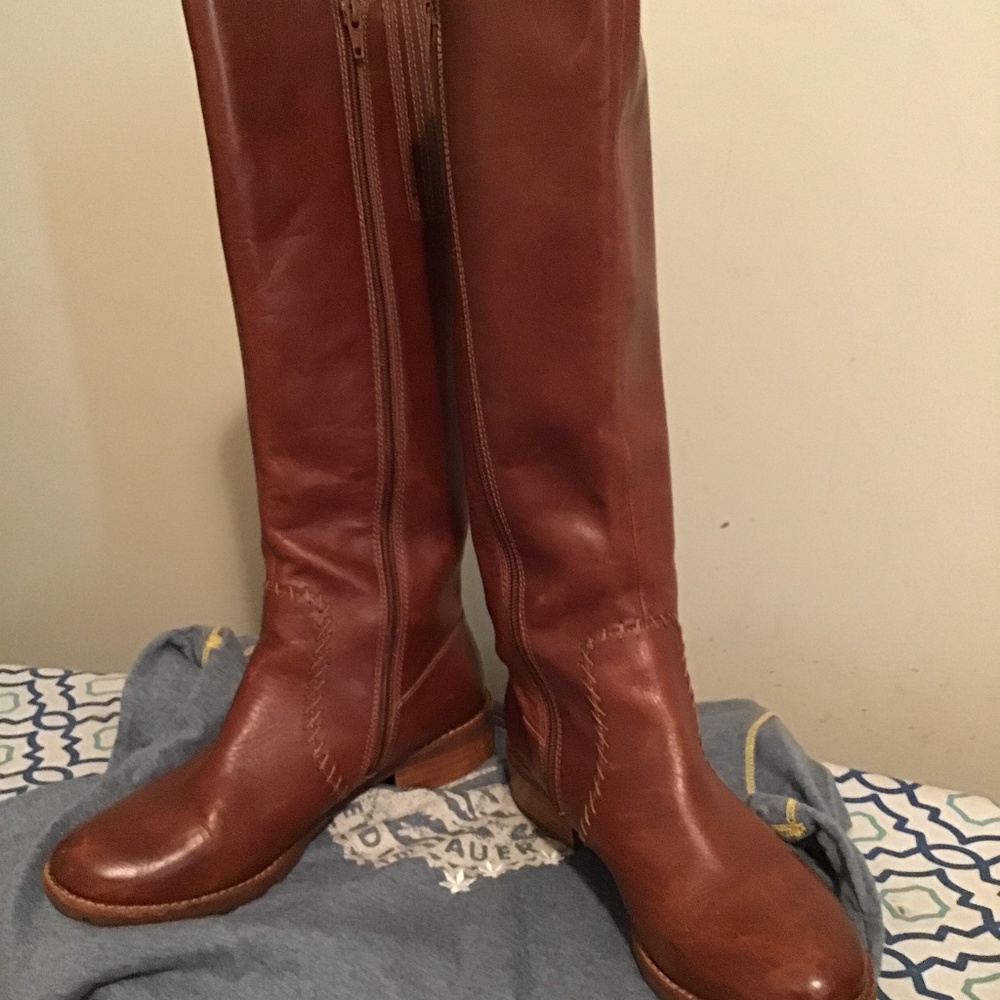 🔥SOFFI, new condition, leather, size 8M,